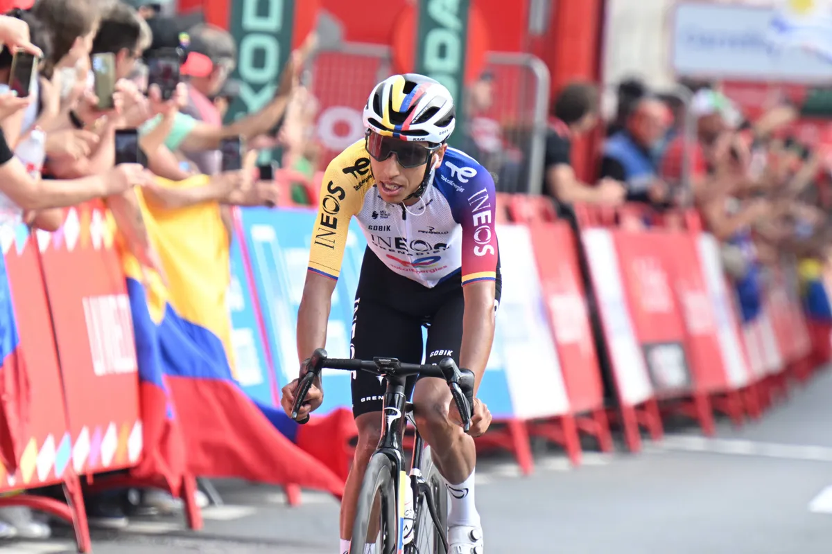 LIVE etappe 16 Vuelta a España 2025 | Gevaarlijke kopgroep krijgt eindelijk de ruimte na ziedende openingsfase
