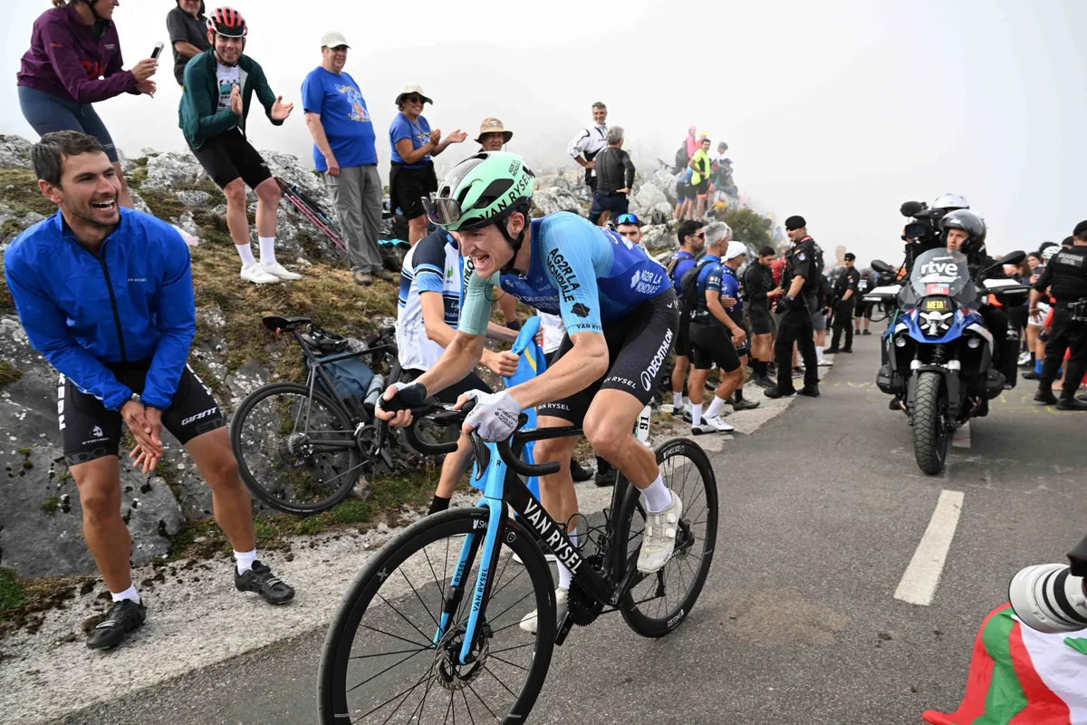 Die dekselse Felix Gall staat er op de Angliru en in Vuelta-klassement gewoon weer tussen: 'Zwaarste klim ooit'