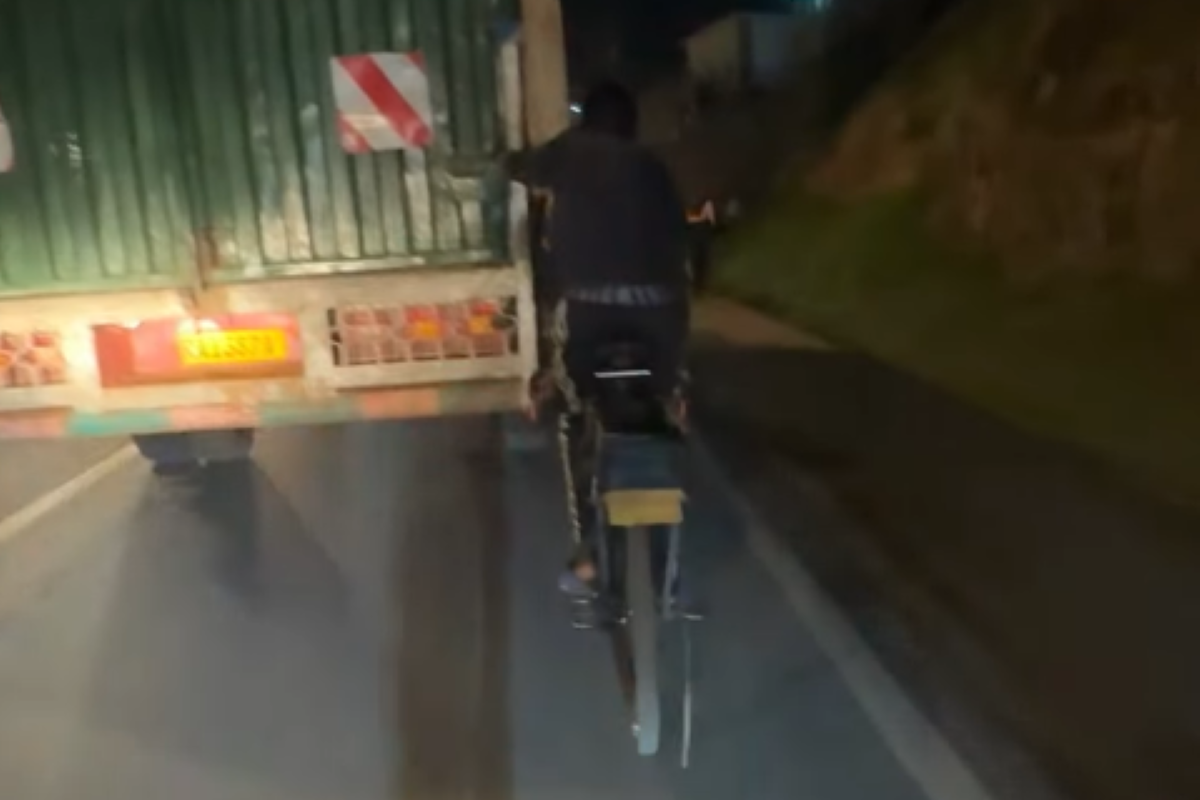 🎥 Pogacar en Evenepoel verkenning rustig WK-tijdrit, terwijl Del Toro in het pikdonker mee achter een vrachtwagen hangt