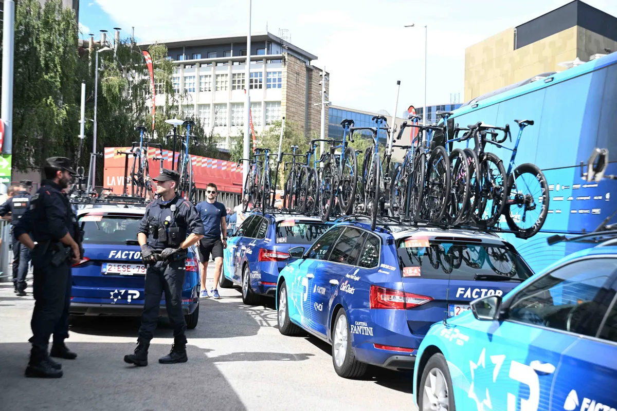 UCI schaart zich achter 'politieke neutraliteit' en Israel-Premier Tech, dat na suggestie Vuelta-directeur niets van zelfstandig vertrek wil weten