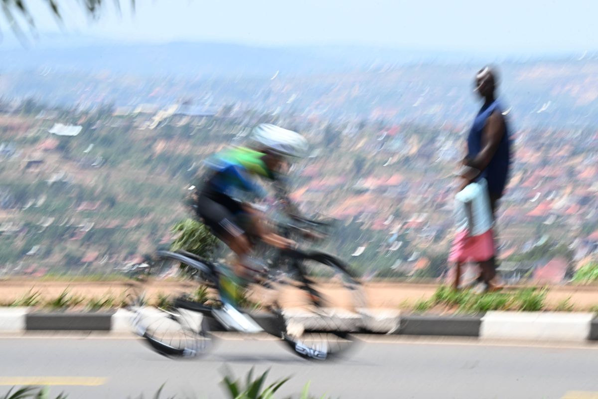 Hitte, hoogte, smog én UVI: hoe de 'onzichtbare' muur deelnemers WK wielrennen Rwanda meer bezig houdt dan Muur van Kigali