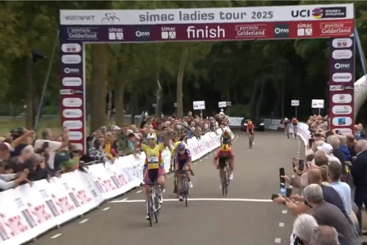 Gele trui Wiebes houdt zich knap staande in ziedend waaiergeweld en slaat wederom toe in Simac Ladies Tour