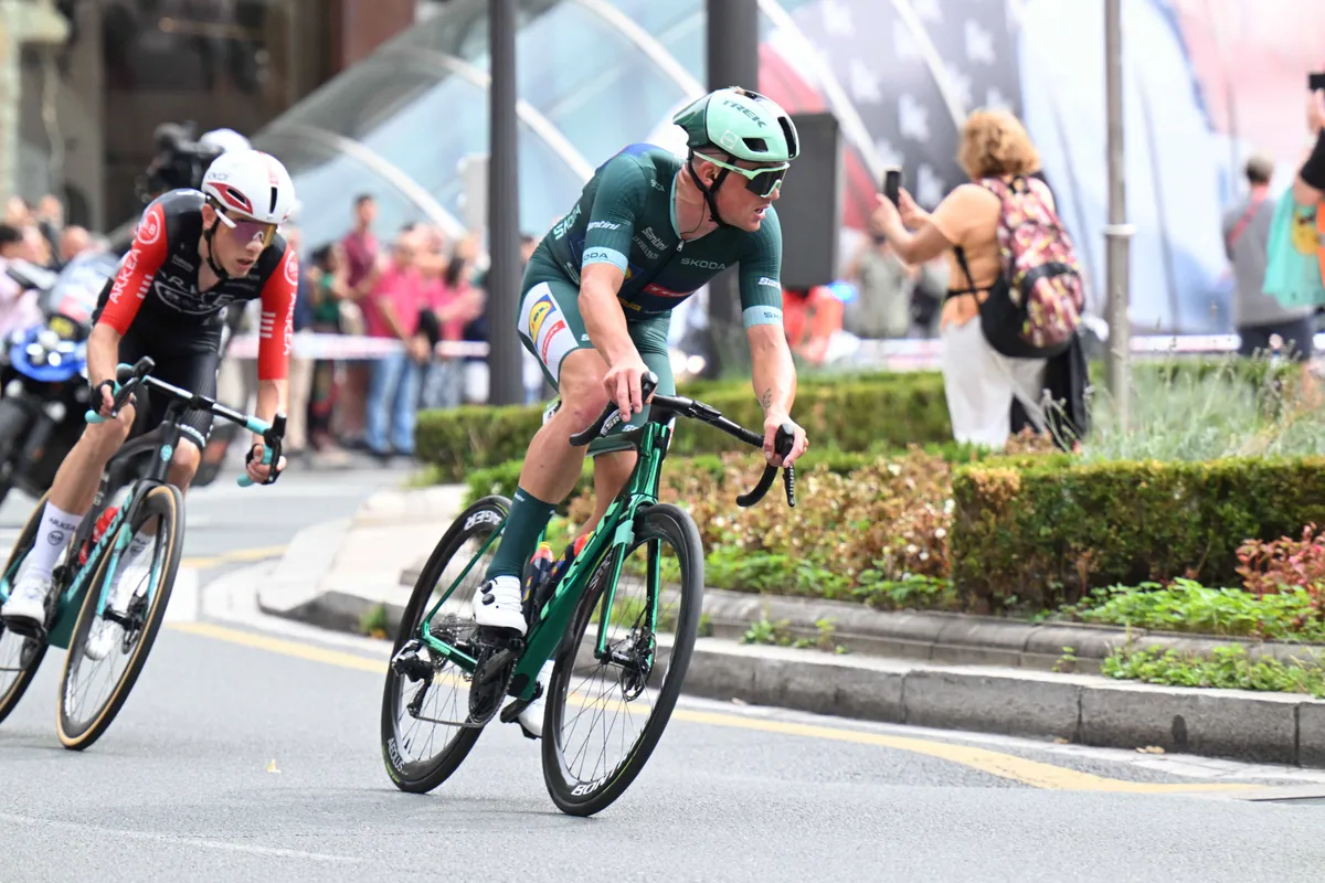 LIVE etappe 12 Vuelta a España 2025 | Spel is op de wagen richting allesbeslissende klim