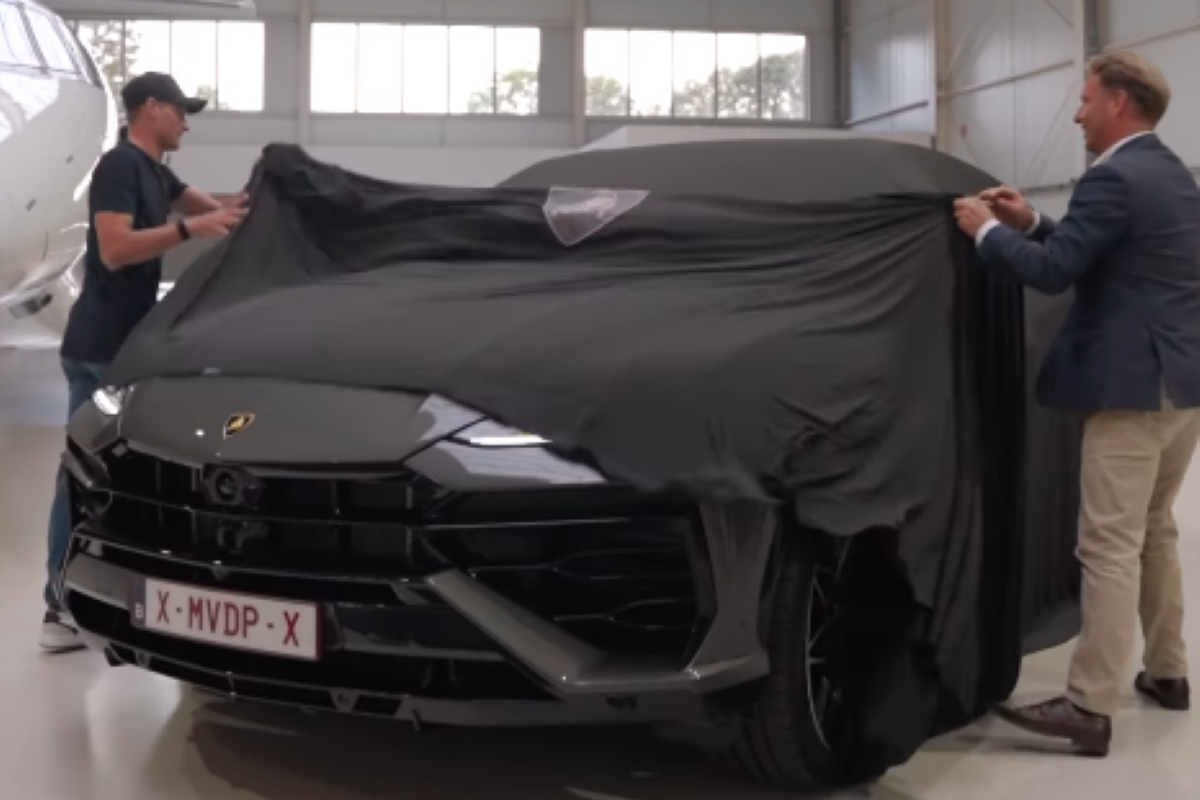 Van der Poel viert einde van seizoen met onthulling van gloednieuwe 'MVDP'-Lambo ter waarde van 250.000 euro