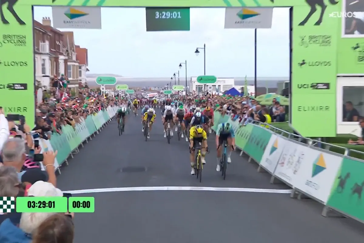 Kooij laat zich na perfecte lead-out bijna verrassen door Decathlon-Noor, maar wint nipt eerste rit Tour of Britain