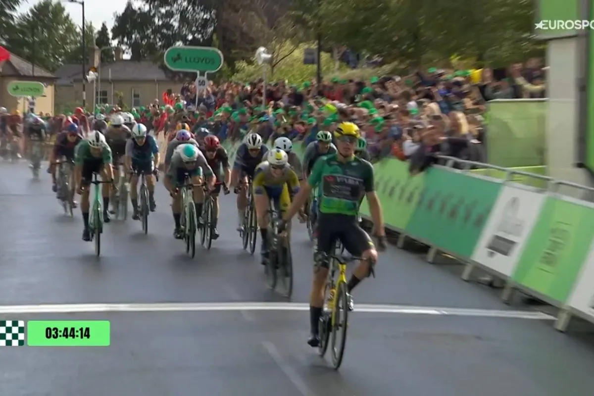 2 uit 2 voor Kooij in Tour of Britain, ondanks hondenweer en totaal mislukte lead-out