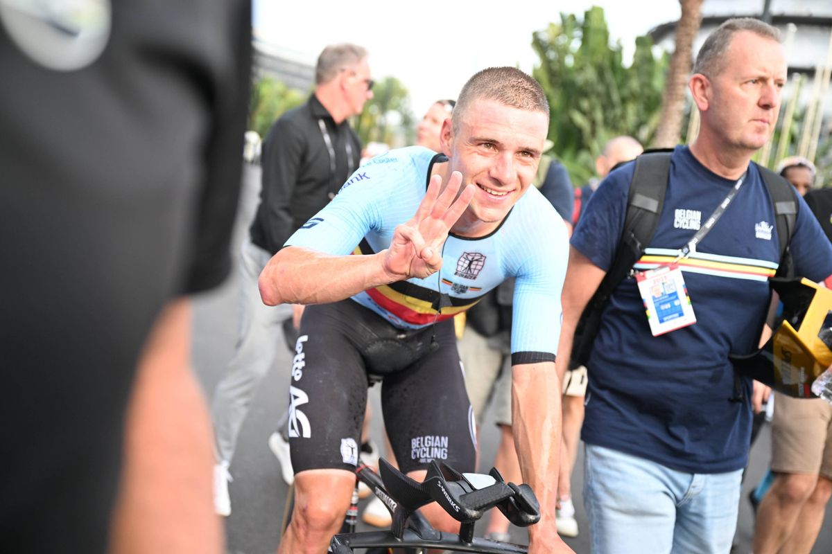 'The job is done': WK-favoriet Evenepoel werkt stevige training af op 'een van de mooiste rondjes ooit'