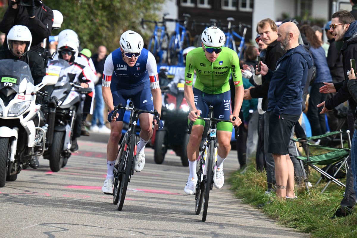 UAE-baas wil niets van mentale tik van Evenepoel richting Pogacar weten: 'Jullie overdrijven dat'