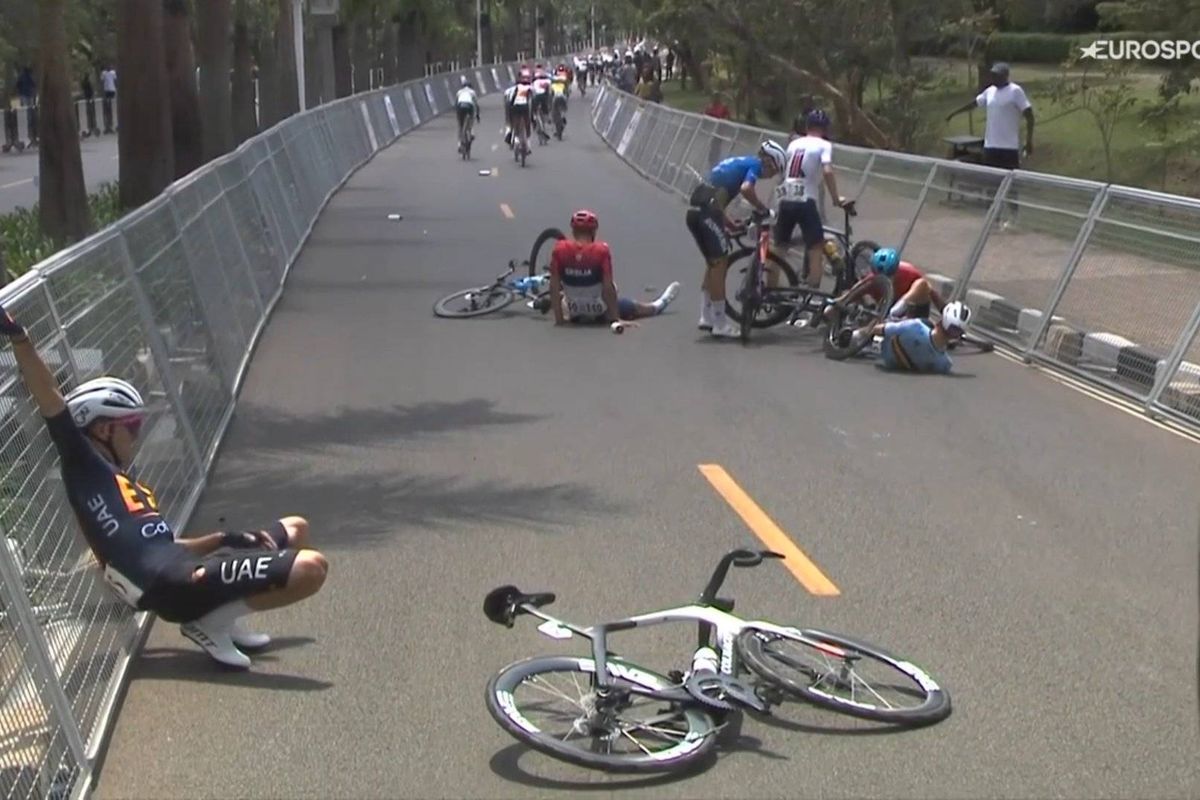 Remco Evenepoel en Juan Ayuso raken al vroeg cruciale knechten kwijt na crash op WK wielrennen