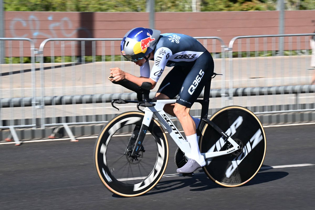 Tom Pidcock vliegt in 'beste tijdrit ooit' en sorteert voor op Vuelta-podium: 'Voelde me supersterk'