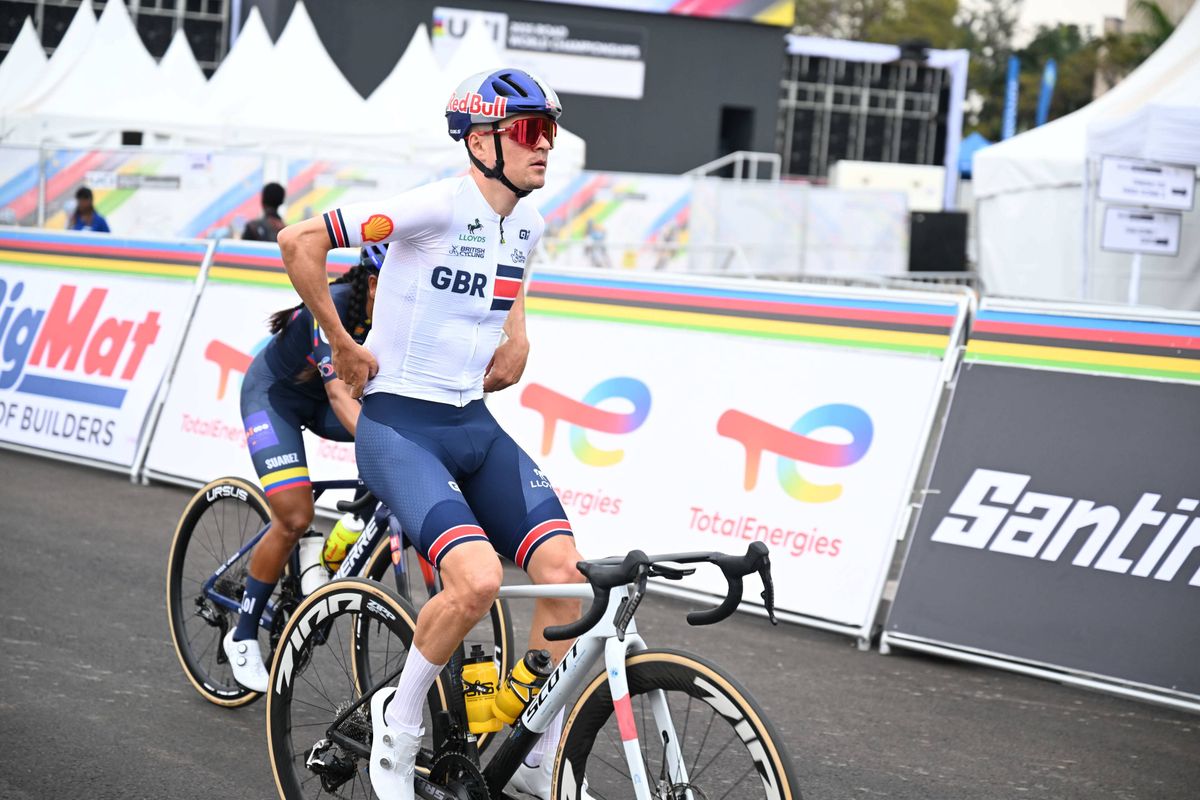 Tom Pidcock reist als outsider naar WK in Rwanda en ziet duidelijke favoriet op 'Kwaremont-klim': 'Het is perfect voor hem'