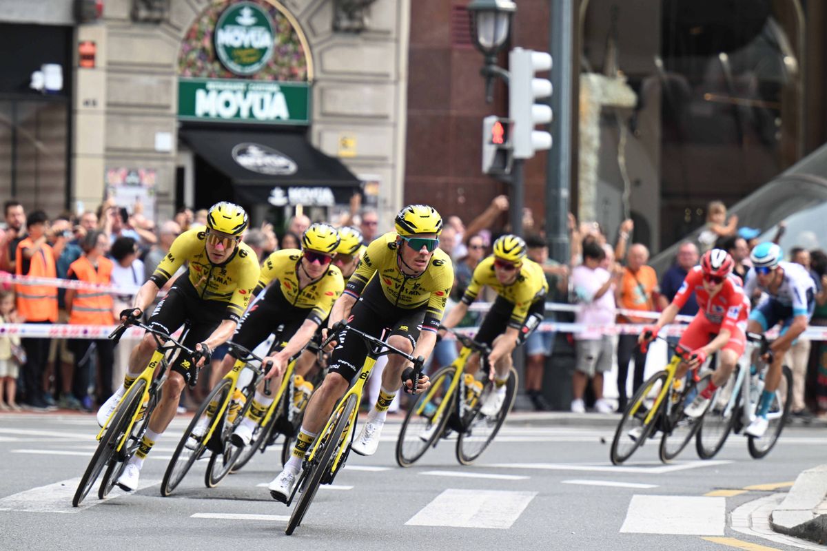LIVE etappe 17 Vuelta a España 2025 | Twaalfkoppige vlucht met met weinig marge richting loodzware slotklim