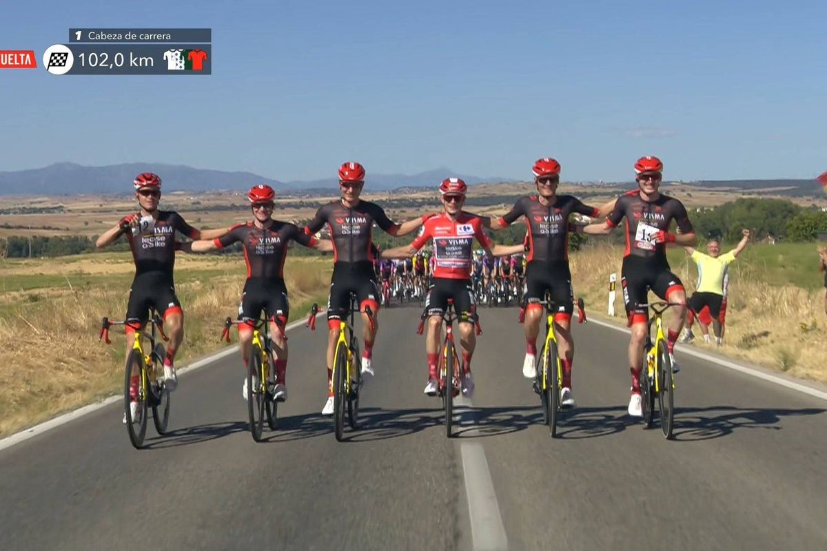 LIVE etappe 21 Vuelta a España 2025 | Visma | Lease a Bike en Vingegaard in rood en zwart richting Madrid