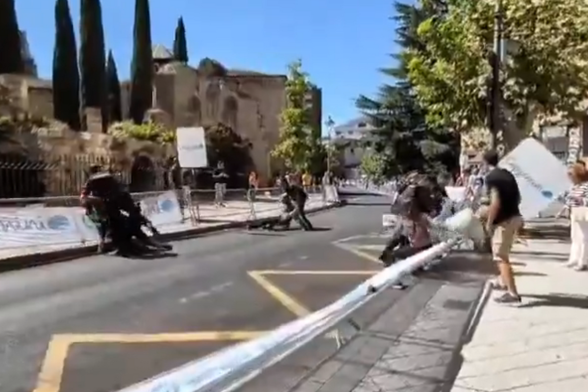 🎥 Applaus voor Vuelta-organisatie: tijdrit niet voor niets ingekort, demonstranten hardhandig van de weg gebeukt