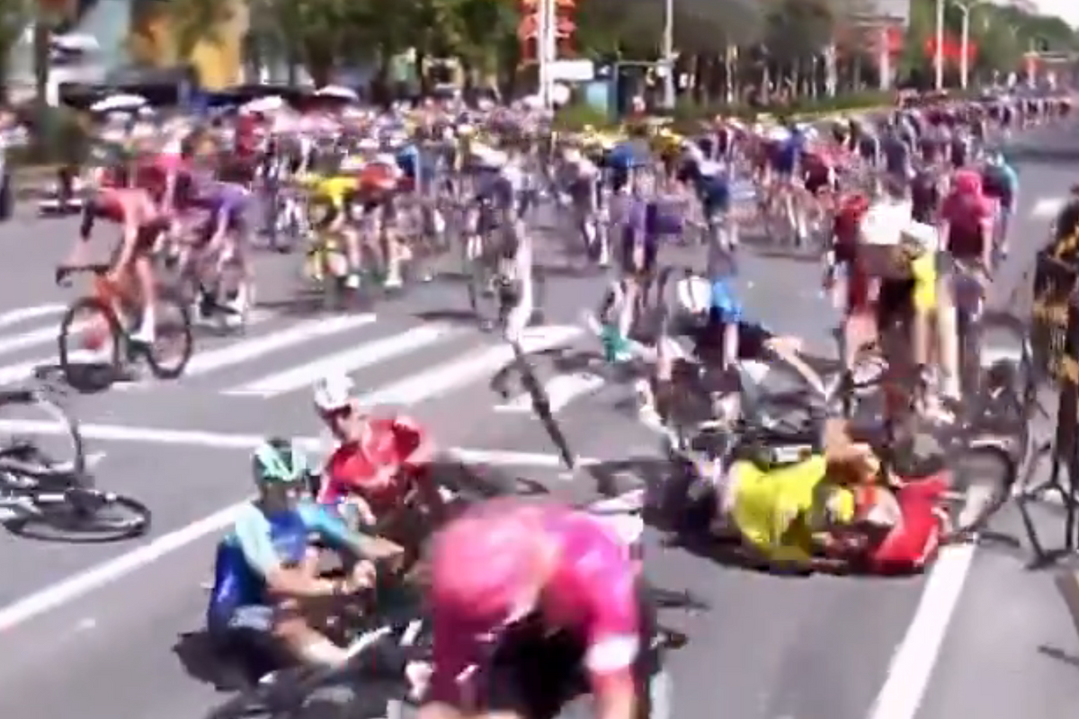 🎥 Ongekend grote valpartij ontsiert eerste etappe in China, veel geel van Visma | Lease a Bike betrokken