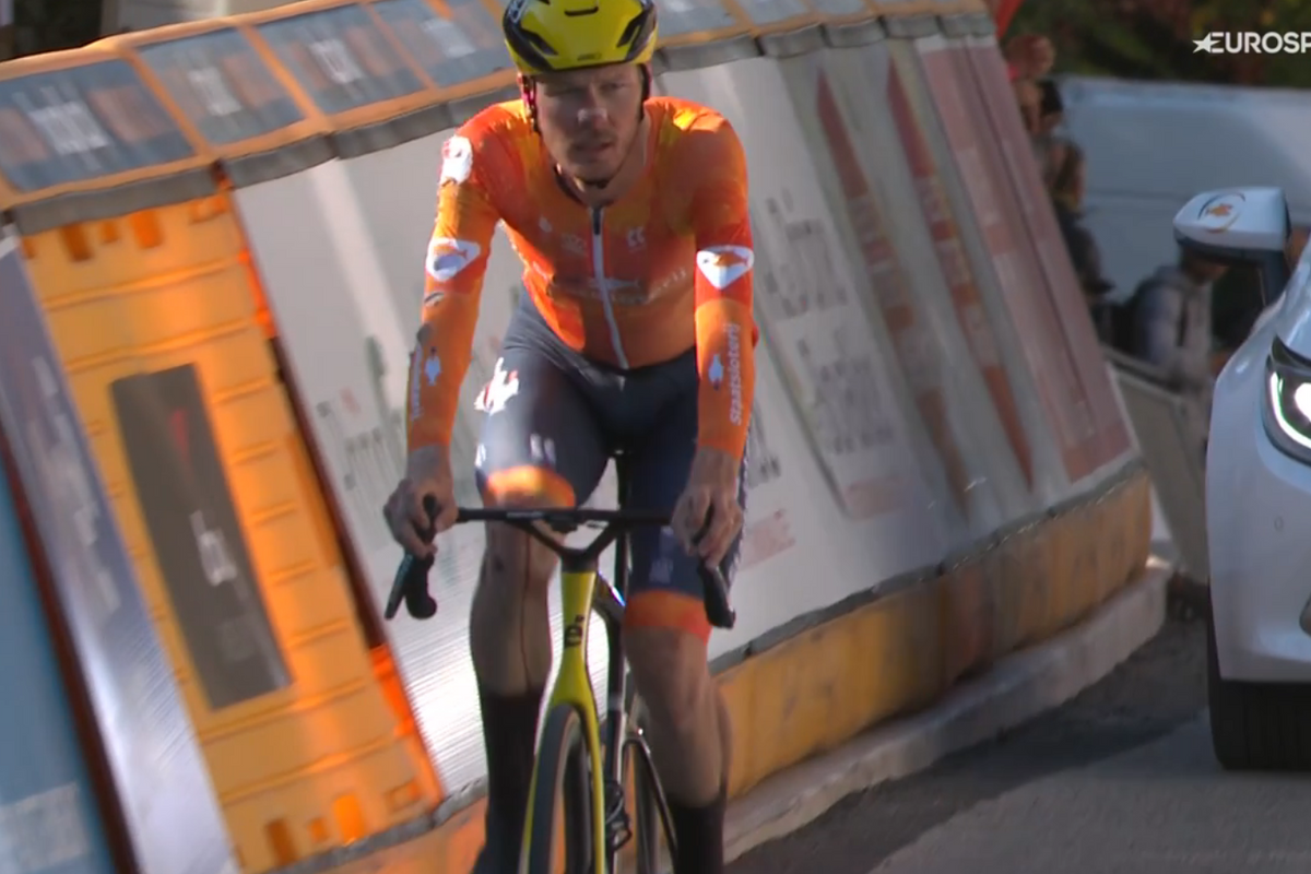 🎥 Van Baarle komt na keiharde val met nieuwe (weg)fiets, nieuwe helm en gehavende knie over de meet op EK tijdrijden