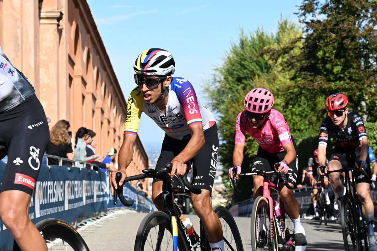 Egan Bernal 'boos', als Pogacar weer eens flierefluitend wegrijdt: 'Hij laat je vaak voelen alsof je slecht bent'