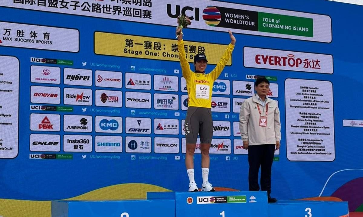 Van Rooijen tweede in Chinese openingsrit na declassering van winnares, ritzege uiteindelijk voor Baker