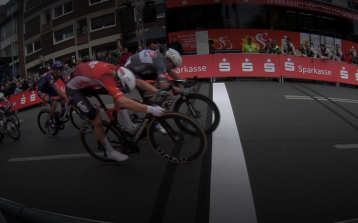 Philipsen weet De Lie met miniem verschil te kloppen na chaotische spurt in Münsterland Giro; Merlier valt in finale