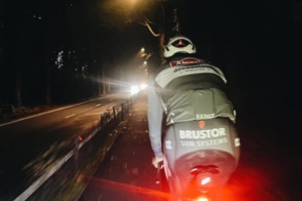 Fans tasten in het duister over cross-terugkeer Van der Poel, maar wat betekenen de vroege ochtendkilometers?
