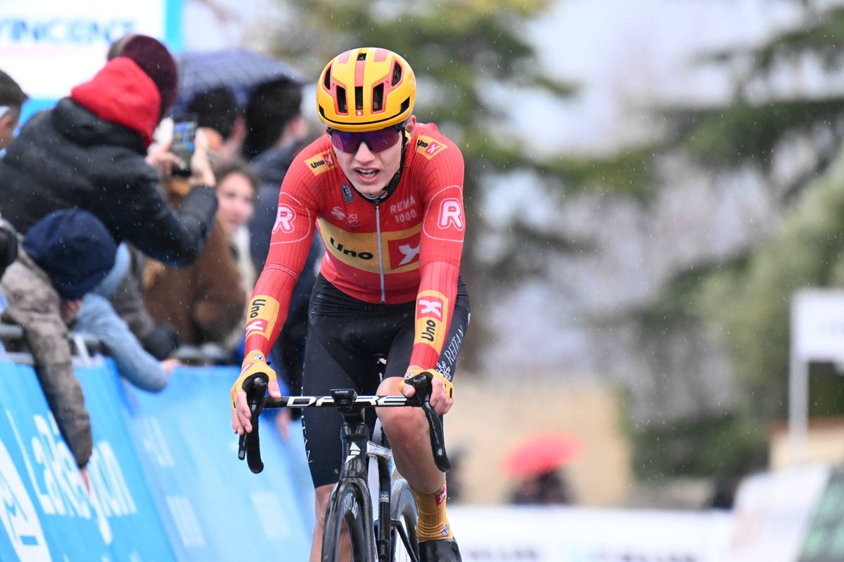 Uno-X even keihard uit WorldTour-feestvreugde gerukt: Deens klimtalent onwel geworden