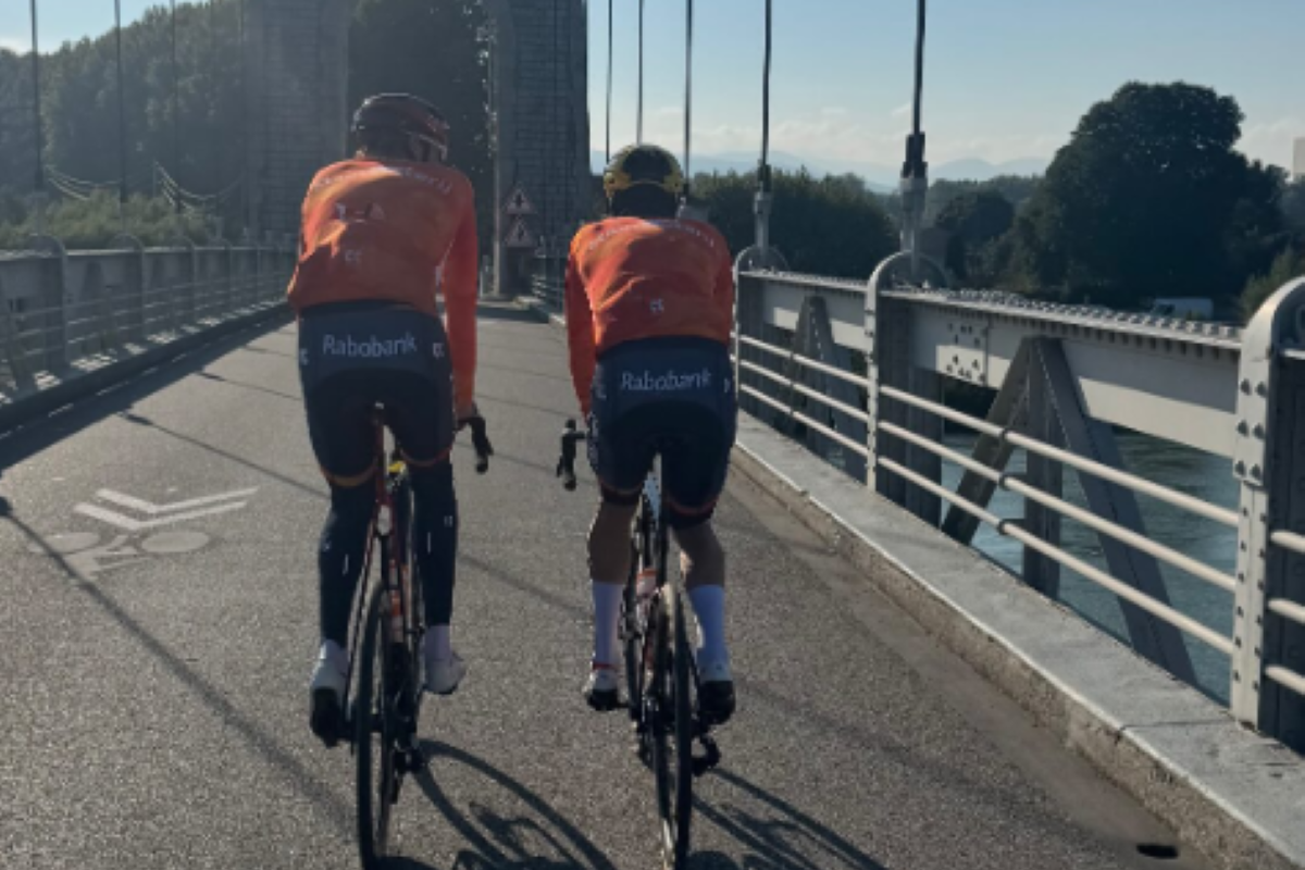 Goed nieuws voor TeamNL: Van Baarle rijdt na harde val in tijdrit 'gewoon' mee met verkenning, ook Evenepoel er op uit