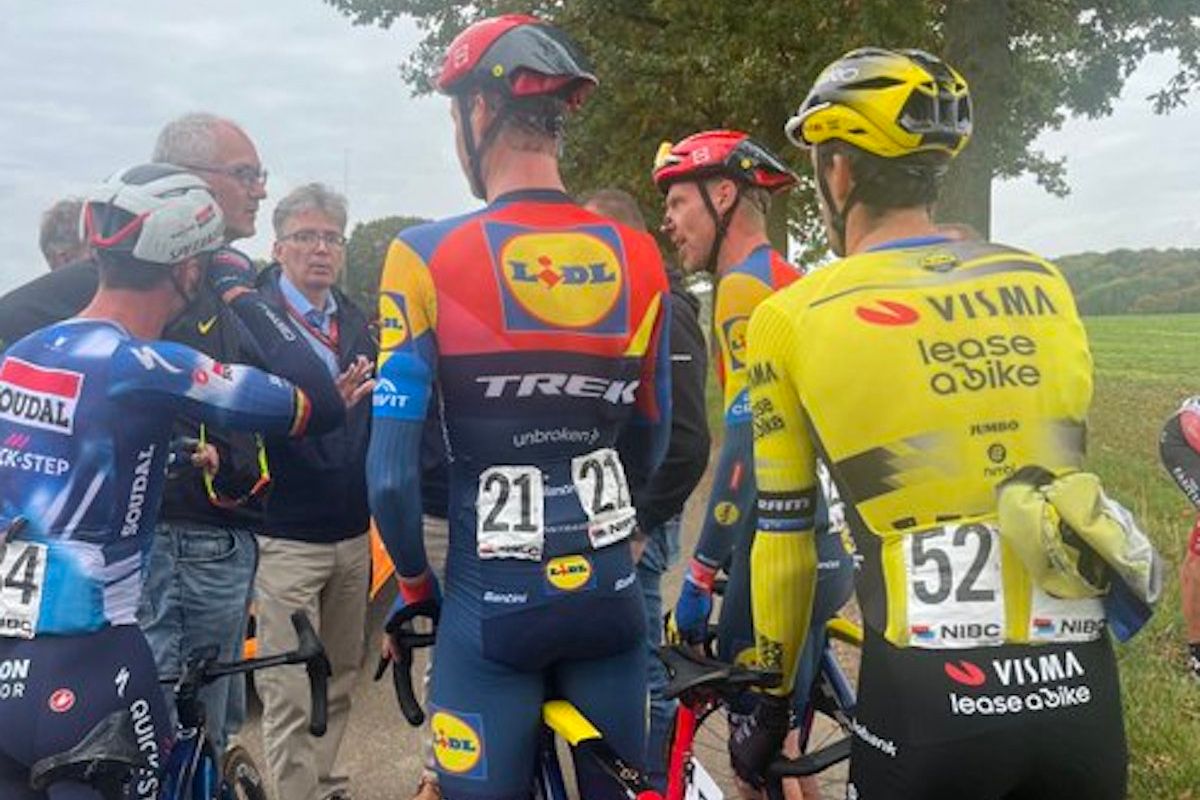 Derde etappe Tour of Holland loopt in de soep: renners stoppen door onveilige taferelen, koers stopgezet