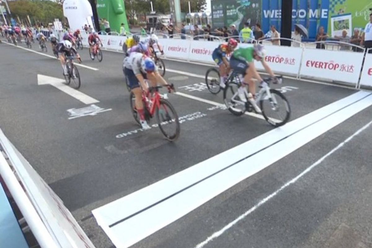 Nu wel raak! Nederlandse Sofie van Rooijen sprint in China naar de zege na machtig sprintje