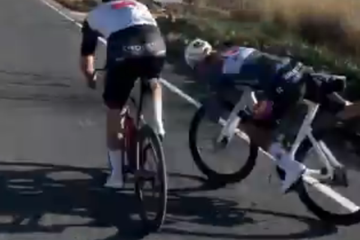 🎥 Unbelievable! Van der Poel narrowly avoids horrific crash during sprint training