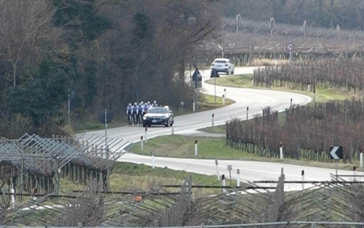 🎥 Shock in Italy as cycling team is fired upon by passing driver during training
