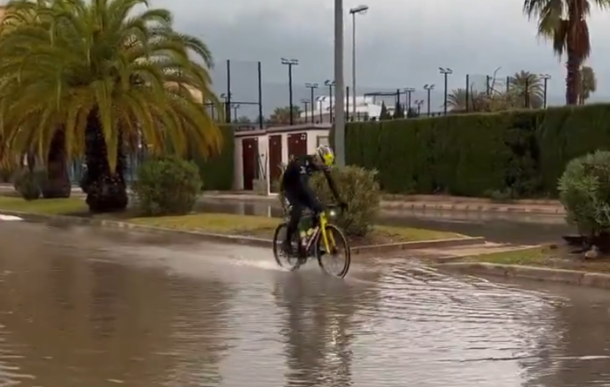 📽️ Code red in Valencia: Wout van Aert and Visma | Lease a Bike fight storm Emilia
