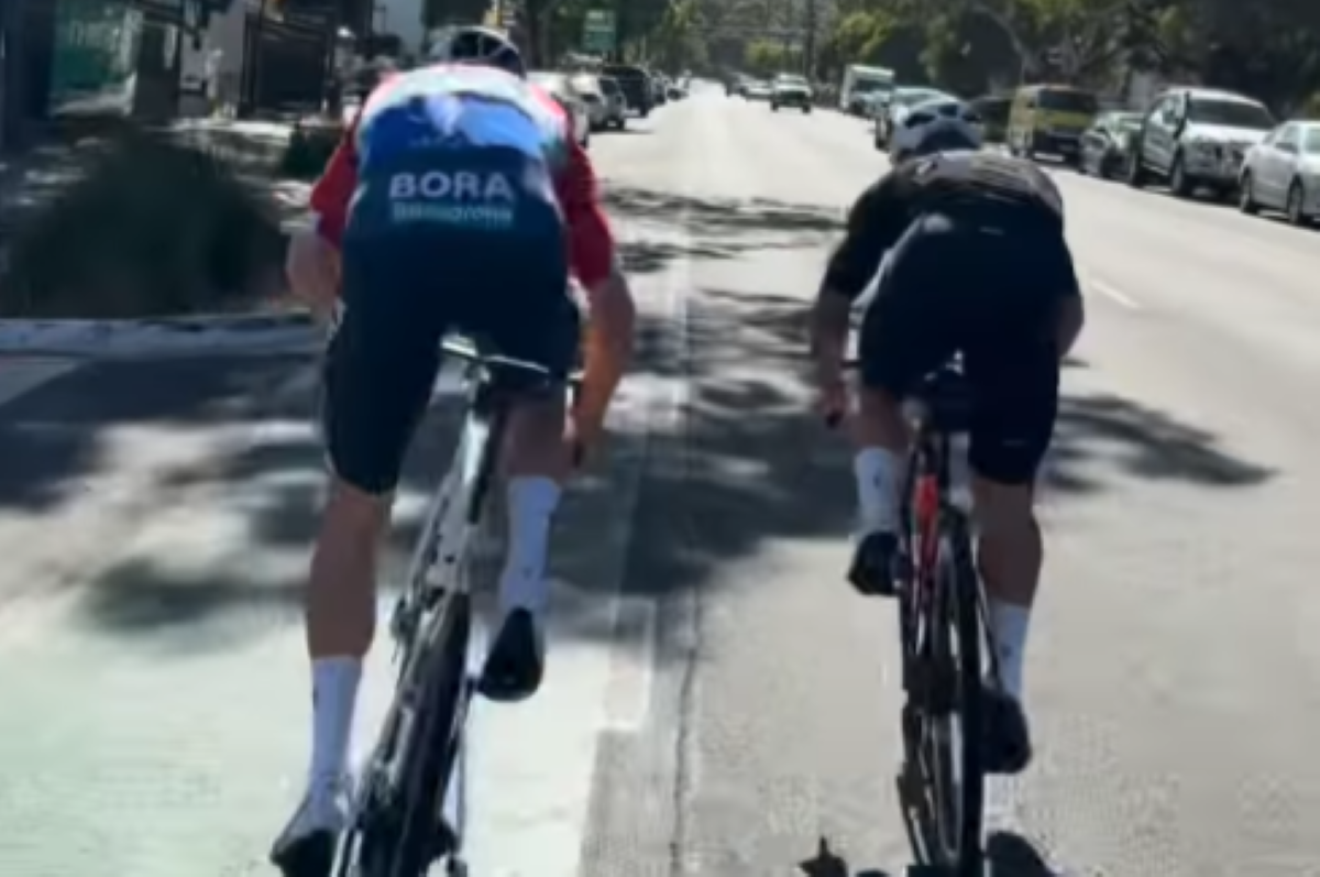🎥 Retired Ewan casually outsprints Van Poppel and Welsford, but may soon face Pogacar and Lavreysen