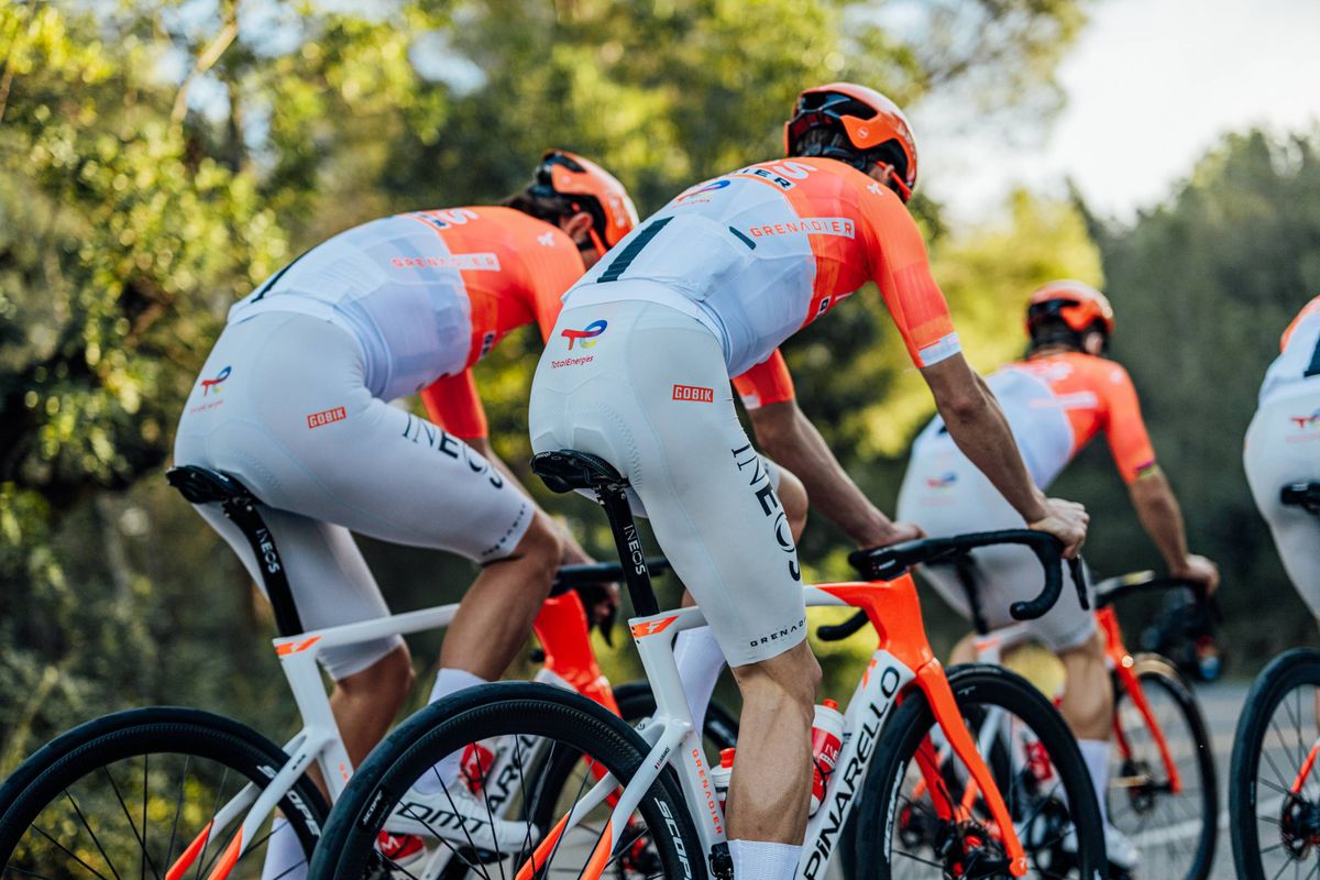Black shorts and long time in the hotseat: Samuel Watson wins Tour Down Under prologue for INEOS