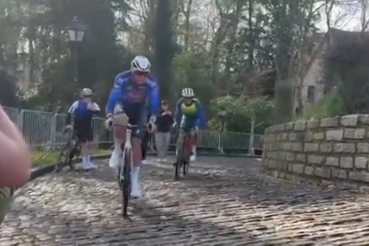 🎥 Van der Poel smiles his way up the Muur van Geraardsbergen during Omloop recon