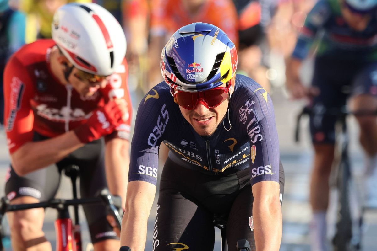 Tom Pidcock pulled out after crash into ravine: Brit suffers significant damage