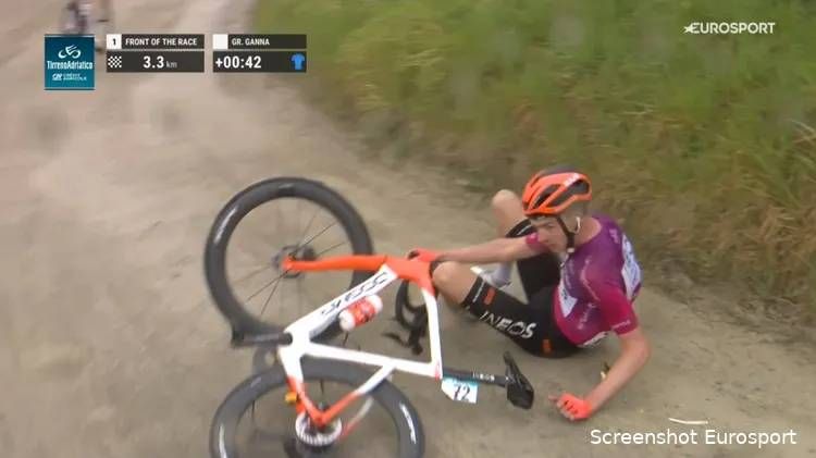 Thymen Arensman crashed in the same corner where Mathieu van der Poel had already slipped: "I'm relatively okay and haven't broken anything"