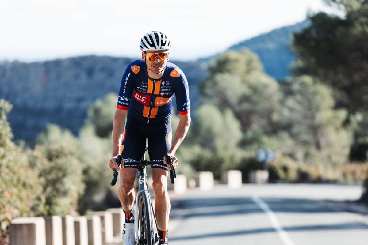 Barguil breaks collarbone after tyre blowout, but injuries later turn out to be far more serious