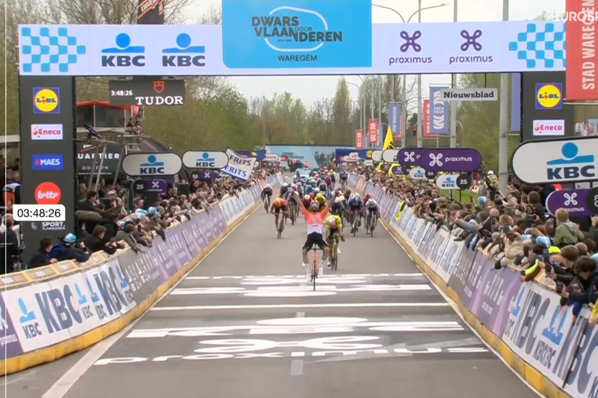 Ganna breaks Van Aert’s heart again, overpowering him in the final metres of Dwars door Vlaanderen