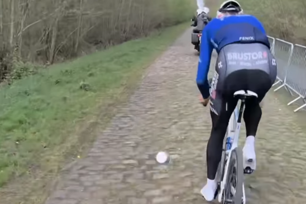 🎥 Van der Poel nutmegs teammate Del Grosso with a water bottle during Roubaix recon