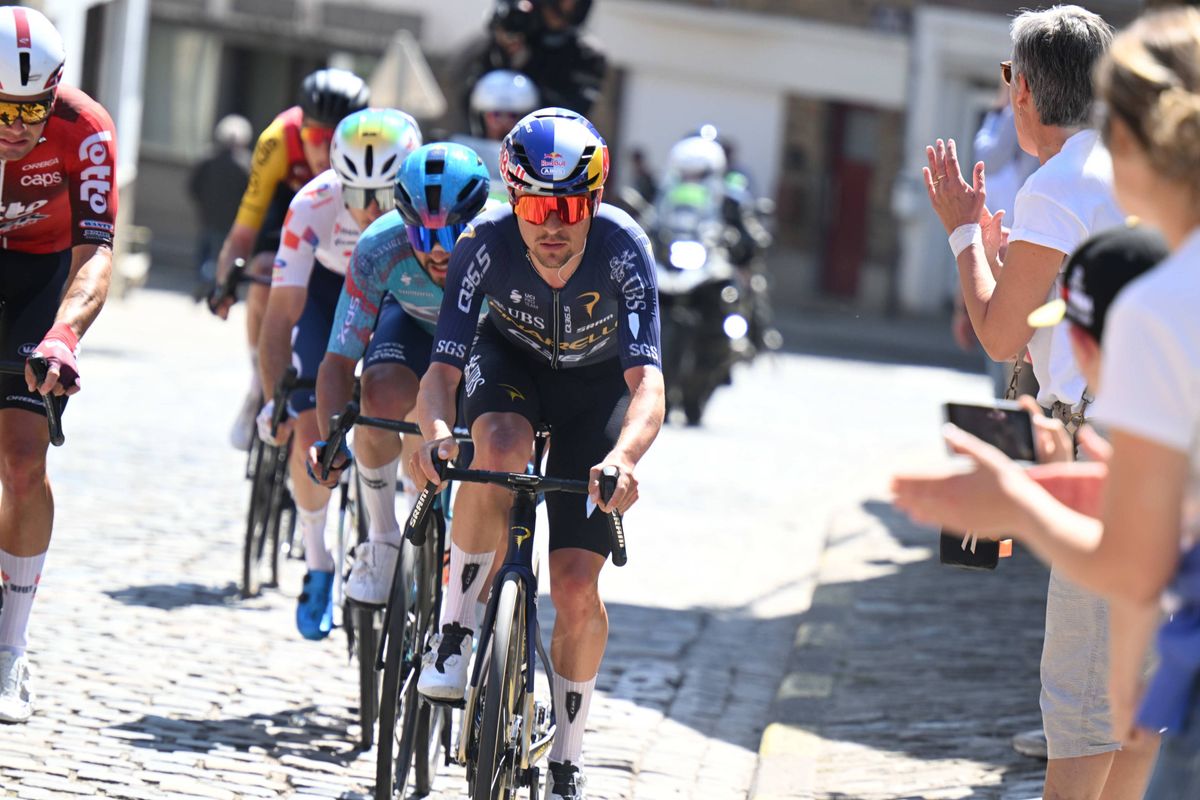 A puncture at the worst possible moment ends Pidcock's spring at Liège-Bastogne-Liège