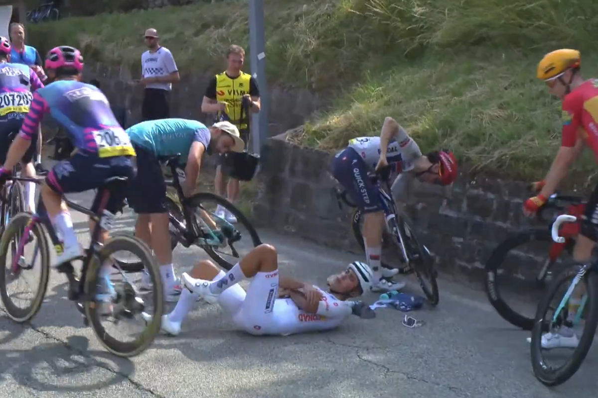 🎥  Visma Lease a Bike smell blood after Eulálio's white jersey crash in the Giro d'Italia