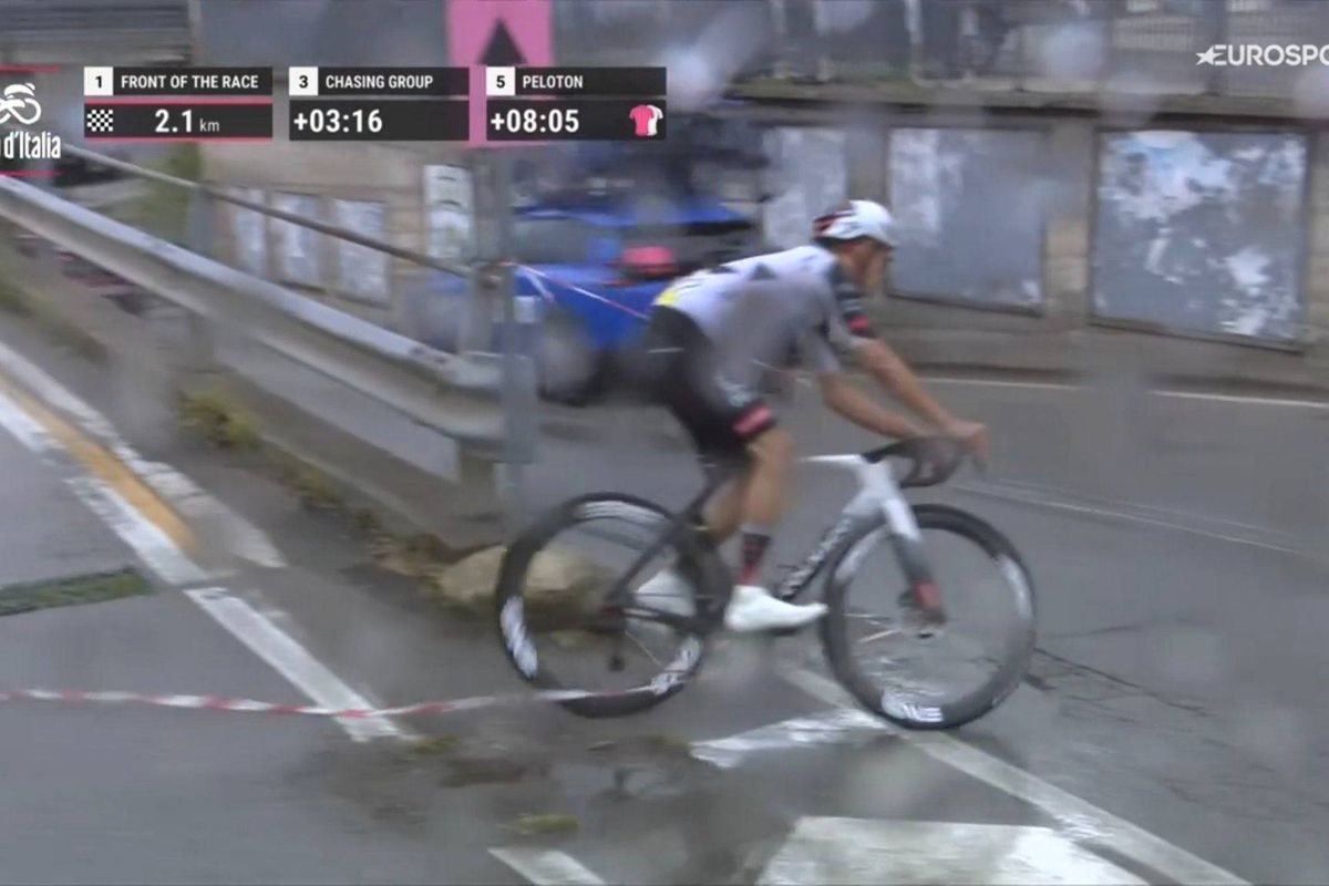Absolute madness: Arrieta crashes and misses a corner, but somehow wins the Giro stage ahead of new pink jersey wearer