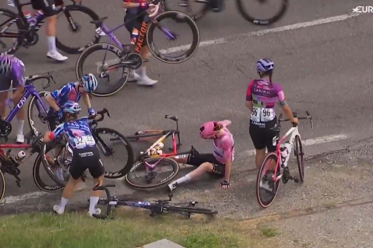 How is pink jersey Anna van der Breggen after heavy crash at the women’s Giro d’Italia?
