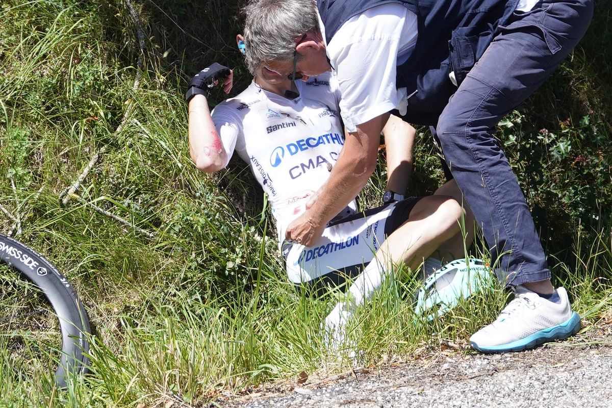 Paul Seixas crashes hard in stage 7 of Tour Auvergne-Rhône-Alpes, race already neutralized for some time