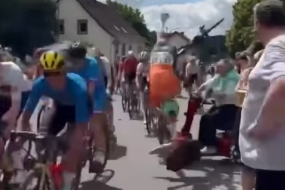 🎥 Elderly fan causes heavy crash by driving mobility scooter into peloton during Dutch junior race