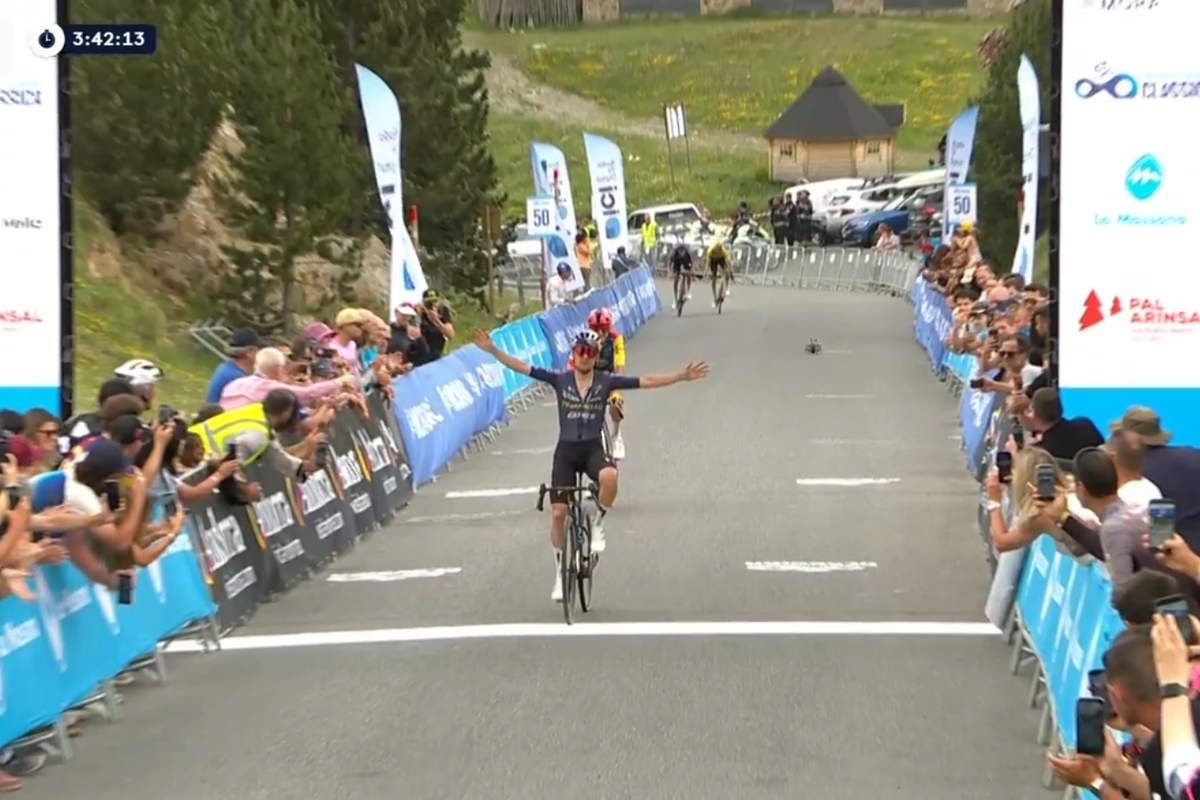 Tom Pidcock out sprints Sepp Kuss to win Andorra MoraBanc Clàssica