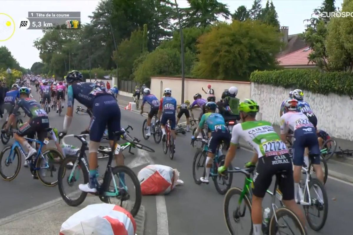 🎥 Jonas Vingegaard caught up in a crash on stage 5 of the Tour de France: 'Things always get a little hectic'