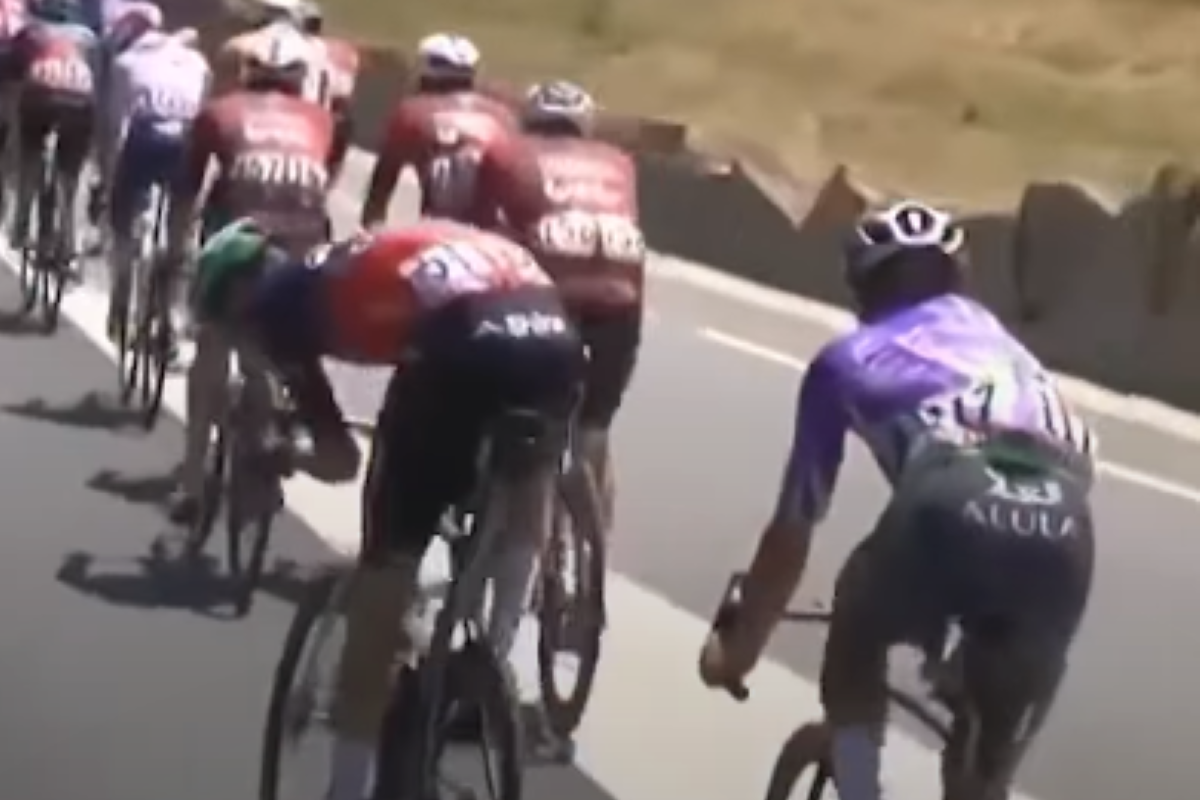 🎥 Bad day to have a bad day: Daan Hoole vomits on the bike during the Tour de France