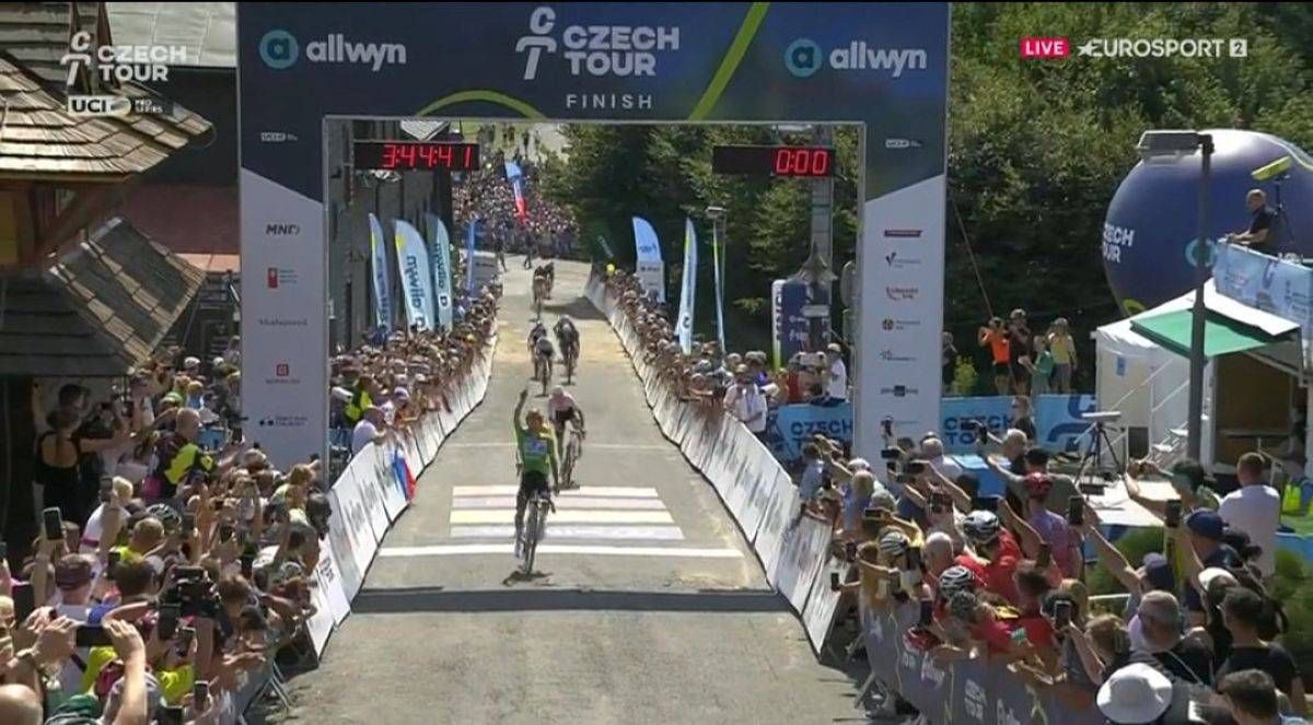 INEOS prospect AJ August heads to the Vuelta with 2 stage wins in the Czech Republic, but misses out on final day