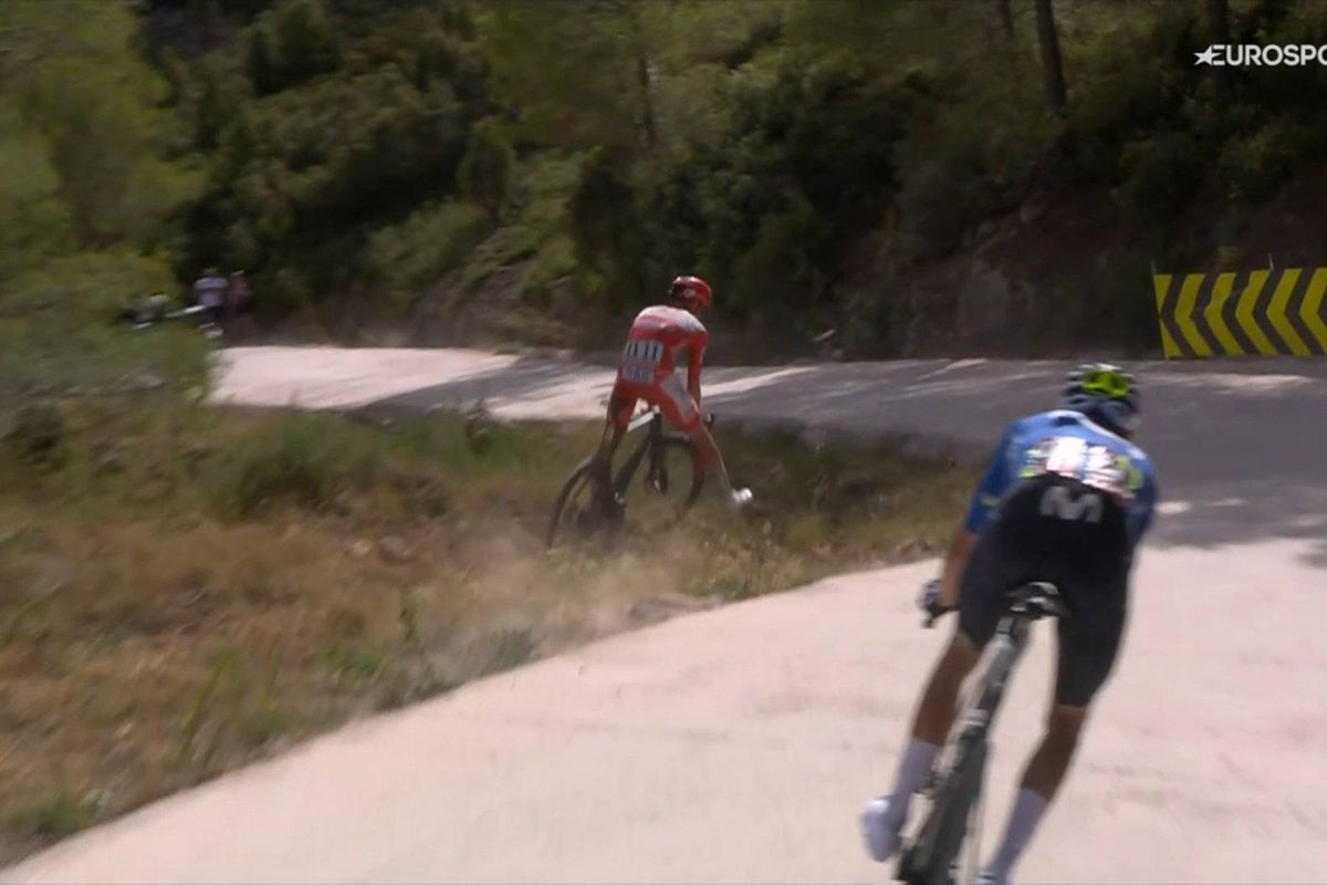🎥 New footage of Tadej Pogačar ignoring Enric Mas's warning and narrowly avoiding a crash at the Vuelta; Lotto rider not so lucky!